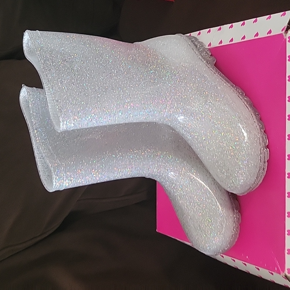 Big girls new w/o tags, never worn, white & glitter rainboots.
